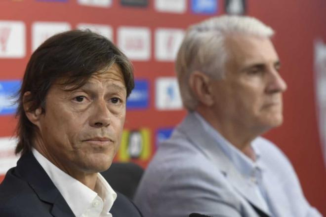 Antonio Cordón, junto a Matías Almeyda, en su presentación como técnico sevillista. (Foto: Kiko Hurtado)