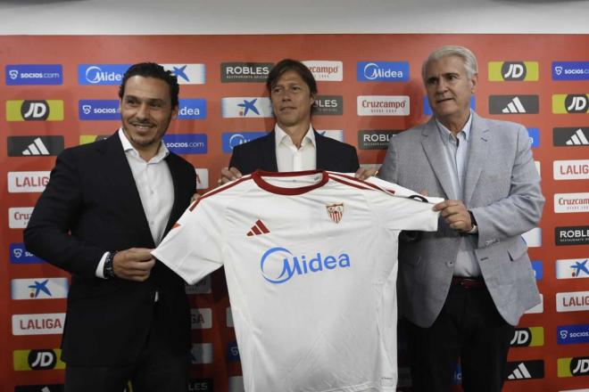 Matías Almeyda, en su presentación como sevillista. (Foto: Kiko Hurtado)