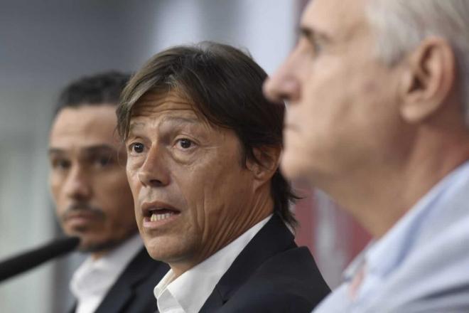 Matías Almeyda en su presentación como sevillista. (Foto: Kiko Hurtado)
