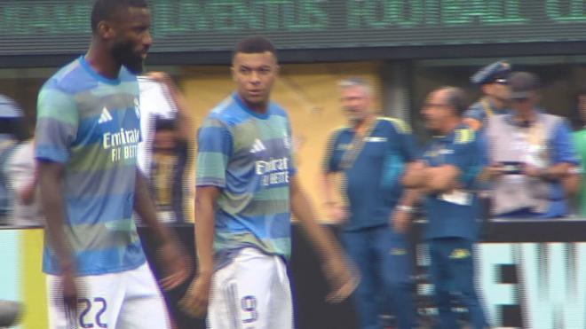 Mbappé calentando antes del PSG (ElDesmarque)