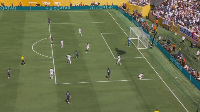 El error de Asencio en el gol del PSG (Foto: Telecinco)
