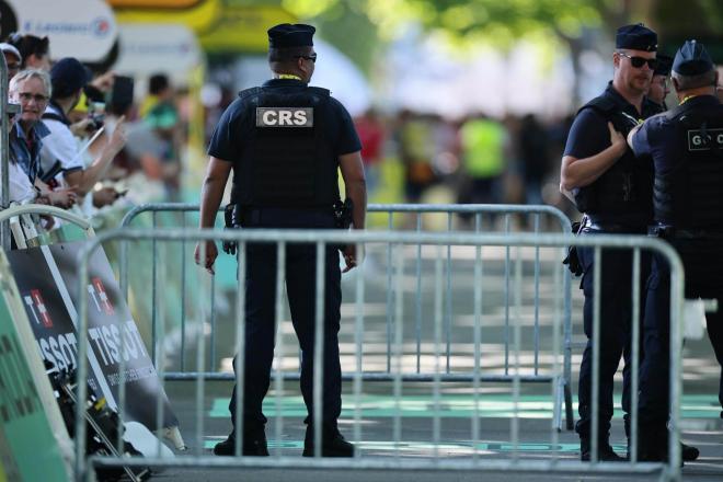 Policía presente en la cuarta etapa del Tour de Francia. (Foto: EFE)