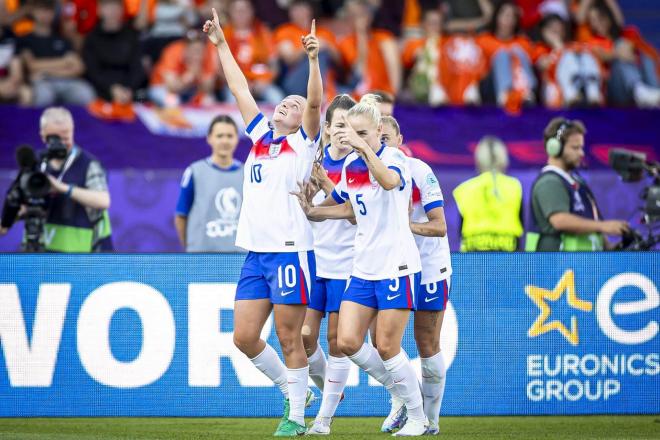 Ella Toone celebra un gol con Inglaterra en la Eurocopa (FOTO: EFE).