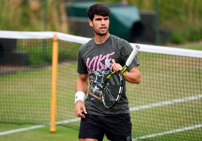 Carlos Alcaraz, en un entrenamiento de Wimbledon (FOTO: Cordón Press).