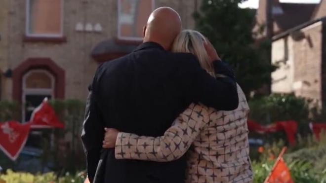 Arne Slot y su mujer se abrazan ante el memorial de Diogo Jota en Anfield ('X' Liverpool)