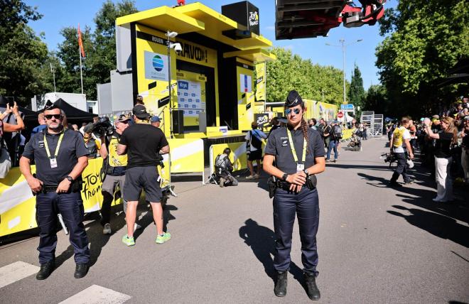 Policía presente en la cuarta etapa del Tour de Francia. (Foto: EFE)