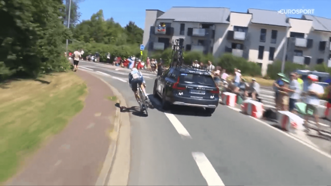 Iván Romeo adelanta al coche de Movistar en el Tour de Francia.