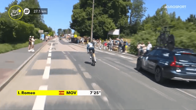Iván Romeo adelanta al coche de Movistar en el Tour de Francia.