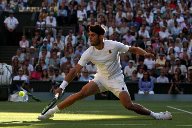 Carlos Alcaraz golpea la bola ante Cameron Norrie en Wimbledon 2025 (Foto: Cordon Press).