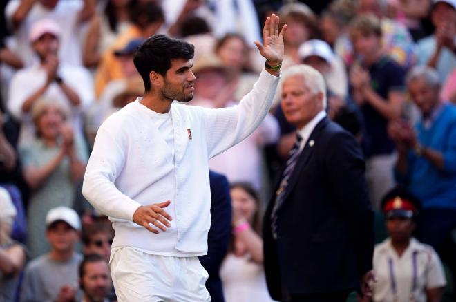Carlos Alcaraz saluda tras su victoria ante Cameron Norrie en Wimbledon (Foto: Cordon Press).