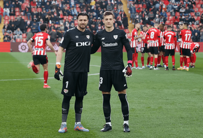 Dimitrievski y Agirrezabala posan juntos, ambos vestidos de negro en homenaje al 80 cumpleaños de Iribar