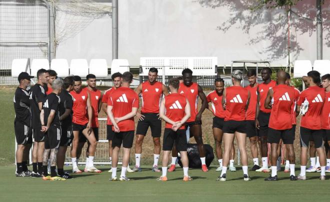 Los jugadores del Sevilla, en un entrenamiento de pretemporada (Foto: Kiko Hurtado).