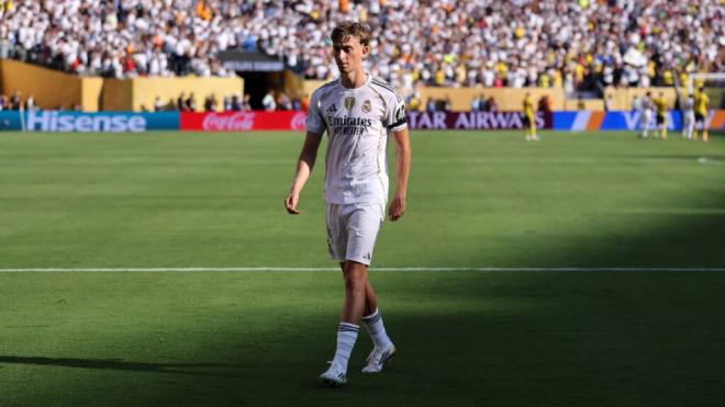Dean Huijsen después de su expulsión ante el Borussia (Cordon Press)