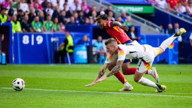 Lamine Yamal y Toni Kroos pelean por un balón en la pasada Eurocopa (foto: Cordon Press).