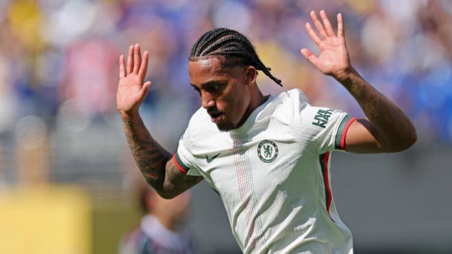 Joâo Pedro se disculpa en uno de sus goles en el Fluminense - Chelsea (foto: Cordon Press).