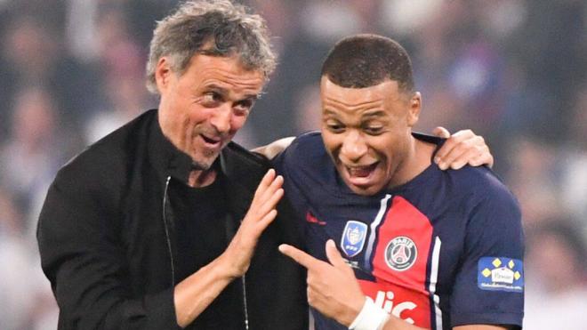 Luis Enrique riendo junto a Kylian Mbappé (Cordon Press)