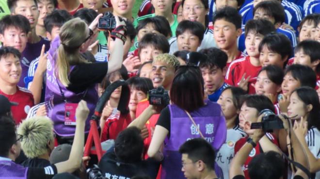 Lamine Yamal, rodeado de seguidores en China (Foto: Adidas)
