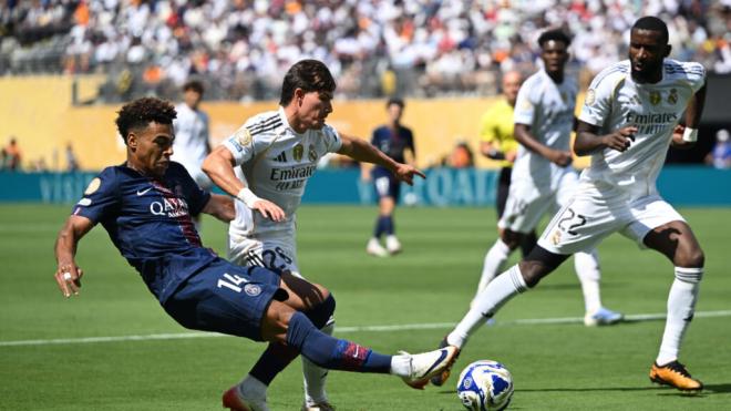 Fran García y Rudiger contra Doué (Foto: Cordon Press)