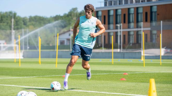 Unai Gómez se entrena en Lezama en la pretemporada con los nuevos uniformes (Foto: Athletic Club).