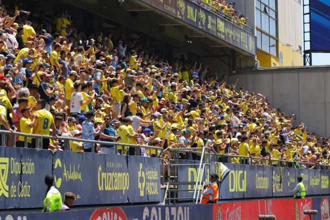 La afición del Cádiz, en el Nuevo Mirandilla (Foto: CCF).