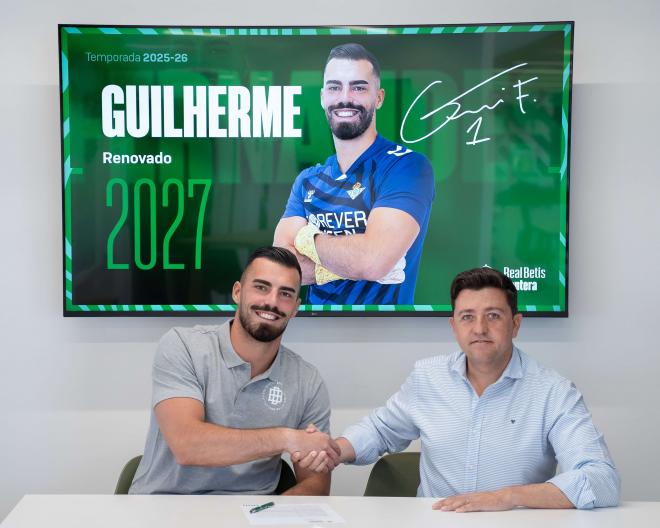 Guilherme, tras renovar su contrato con el Betis (Foto: RBB).