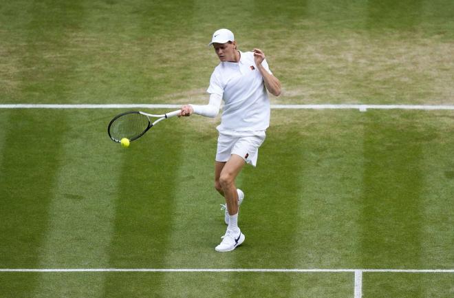 Jannik Sinner golpea la bola ante Ben Shelton en Wimbledon 2025 (Foto: Cordon Press).