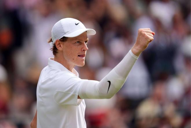 Jannik Sinner celebra un punto ante Ben Shelton en Wimbledon 2025 (Foto: Cordon Press).