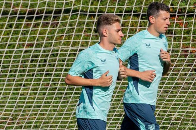 Robert Navarro se entrena con Mikel Vesga en Lezama (Foto: Athletic Club).