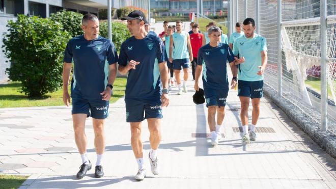 Pablo Orbaiz y Luis Prieto, en el staff técnico en Lezama (Foto: Athletic Club).