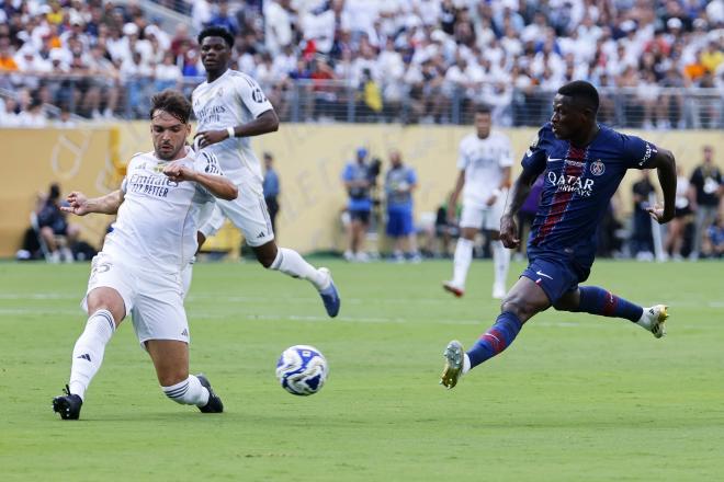 Raúl Asencio, ante el PSG (Foto: EFE)