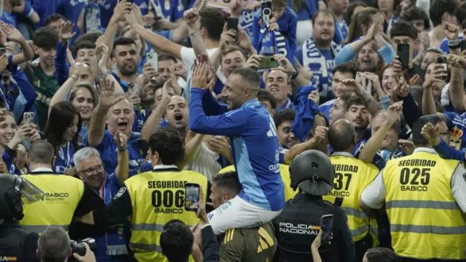 santi Cazorla, a hombros tras ascender con el Real Oviedo (Foto: EFE).