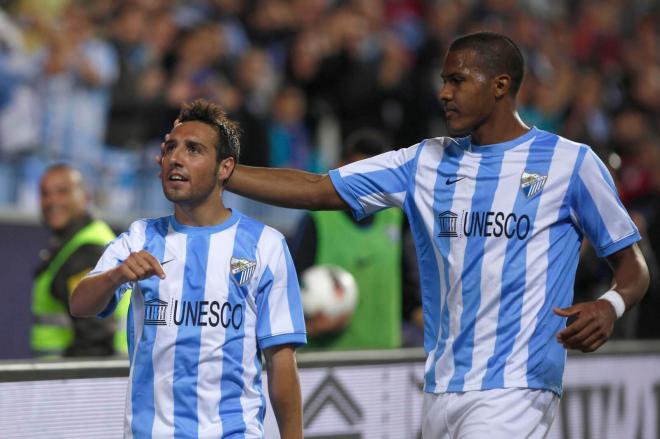 Santi Cazorla, felicitado por Salomón Rondón tras un gol con el Málaga en la 11/12 (Foto: EFE).