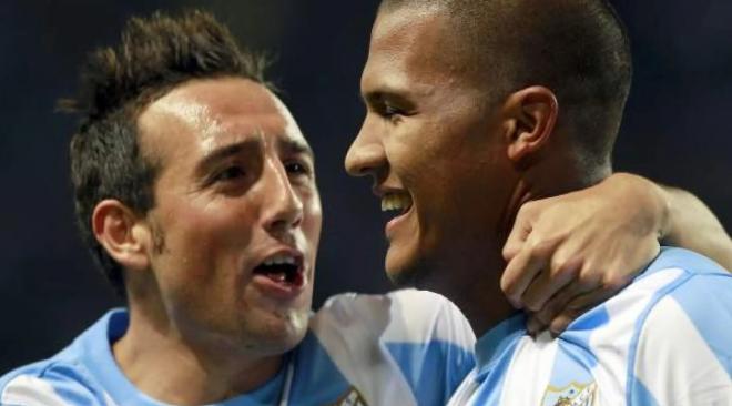 Santi Cazorla felicita a Salomón Rondón tras un gol con el Málaga en la 11/12 (Foto: EFE).