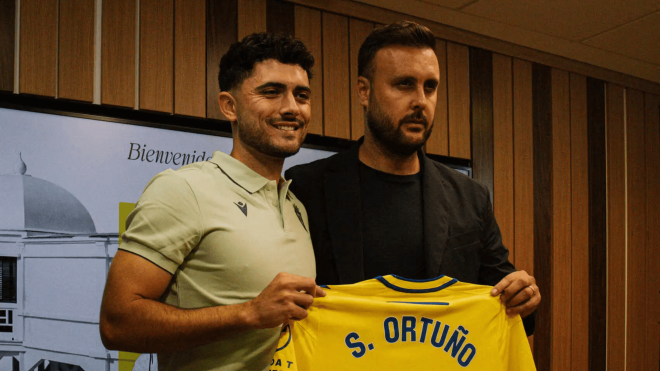 Sergio Ortuño posa como nuevo jugador del Cádiz junto a Juan Cala (Foto: CCF).