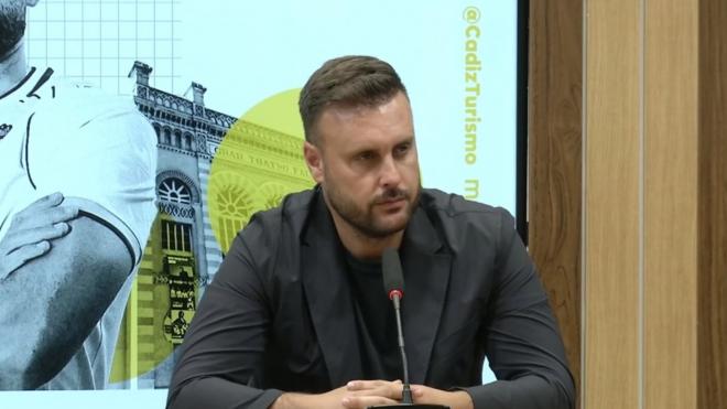 Juan Cala, director deportivo, en la presentación de Sergio Ortuño (Imagen: Cádiz CF).