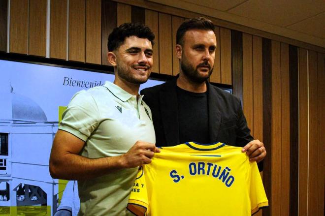 Sergio Ortuño, presentado junto a Juan Cala (Foto: Cádiz CF).