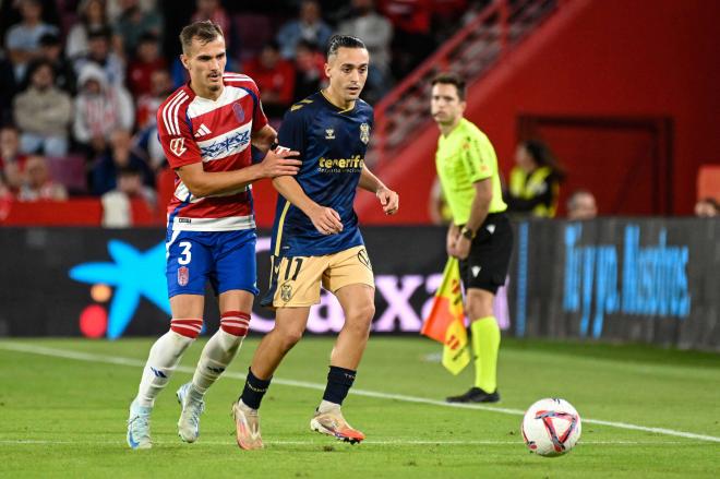 Luismi Cruz, en un partido del Tenerife (FOTO: Cordón Press).