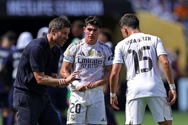 Xabi Alonso dando órdenes a Fran García y Arda Güler (Cordon Press)