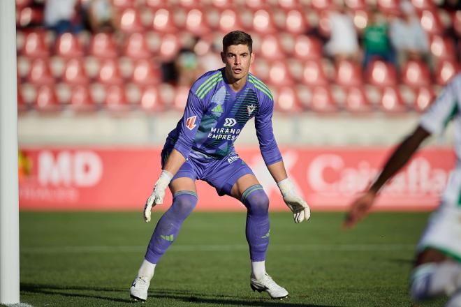 Raúl Fernández para un penalti en el Mirandés-Real Oviedo (Foto: LALIGA).