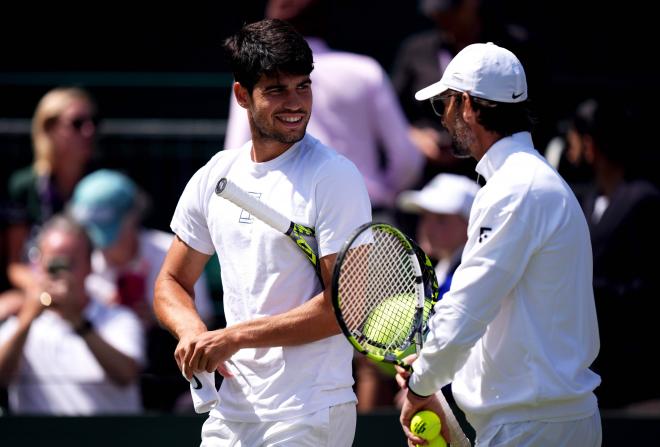 Juan Carlos Ferrero y Carlos Alcaraz, en un entrenamiento de Wimbledon (FOTO: Cordón Press).