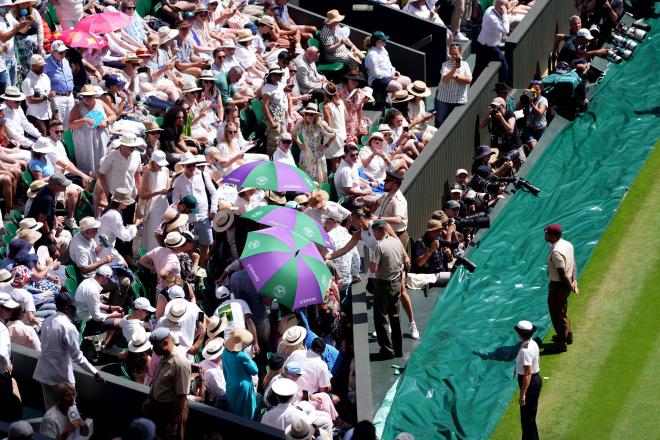 Sabalenka acerca su botella de agua a un aficionado en Wimbledon (FOTO: Cordón Press).