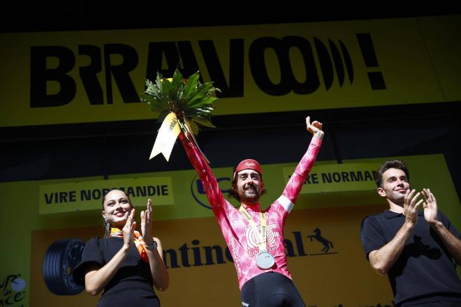 Ben Healy celebra su victoria en el Tour de Francia (FOTO: EFE).