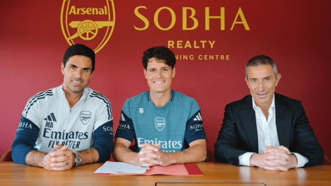 Arteta y Berta posan con Norgaard (Foto: Arsenal).