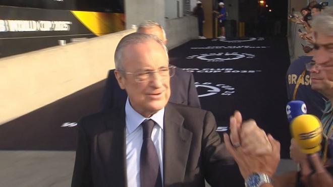 Florentino Pérez saludando a los aficionados del Real Madrid (ElDesmarque)
