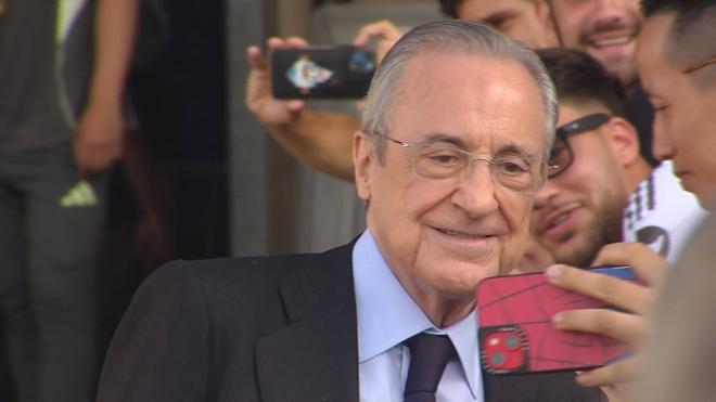 Florentino Pérez posando junto a los aficionados (ElDesmarque)