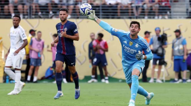 Courtois, en una acción contra el PSG (Foto: Cordon Press)