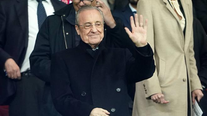 Florentino Pérez saludando (Cordon Press)