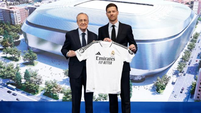 Florentino Pérez y Xabi Alonso en la presentación (Real Madrid)