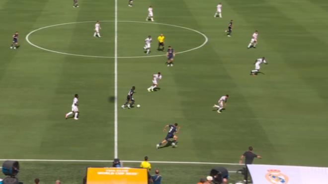 Kylian Mbappé y Vinicius Jr no colaboraron en defensa en el PSG-Real Madrid (captura Mediaset).