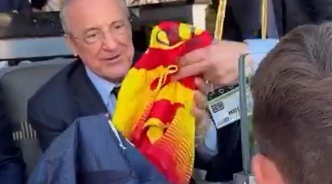 Florentino Pérez, con un aficionado con la camiseta del Barcelona (Foto: Thogback)